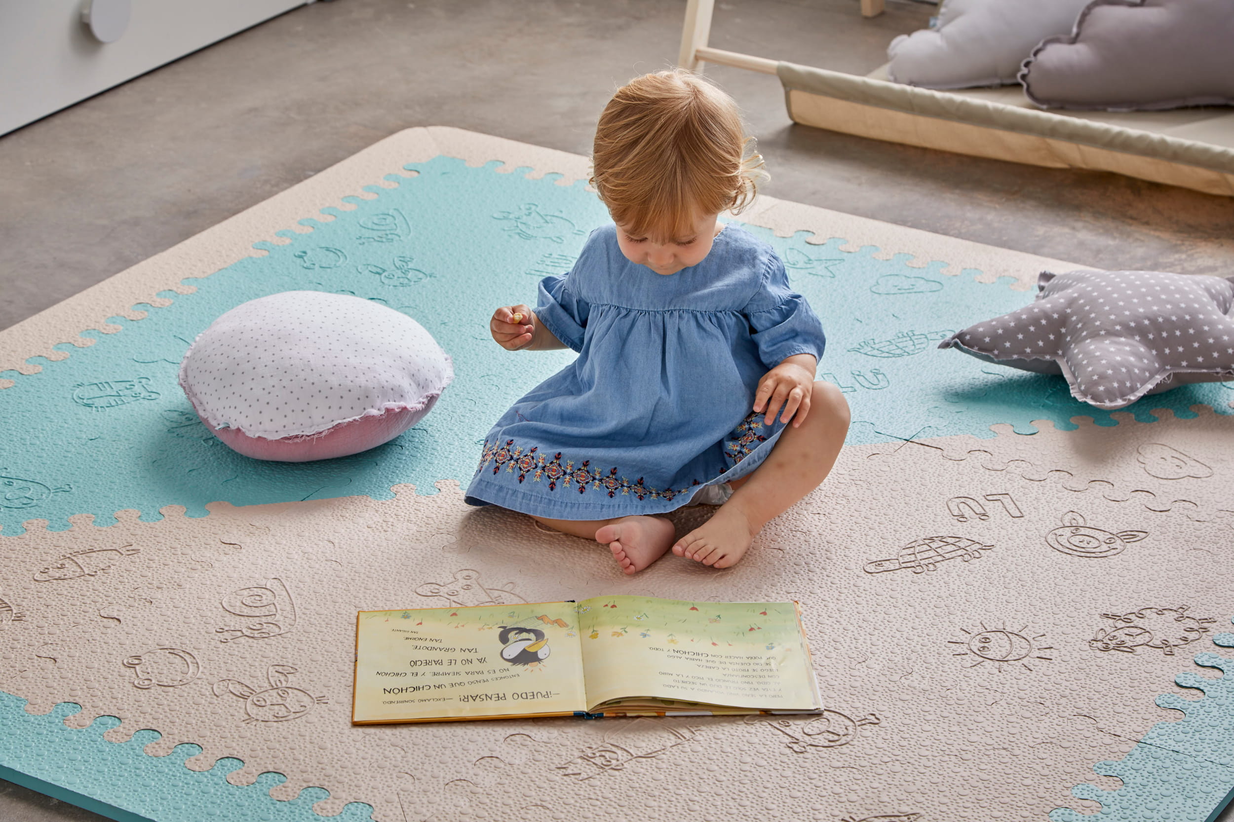 Original alfombra acolchada puzzle en color beige y gris con divertidos  motivos infantiles. Medidas: 161 x 1…